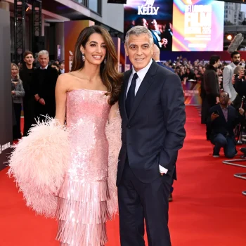 amal-clooney-schittert-in-roze-paillettenjurk-bij-premiere-jay-kelly-367845