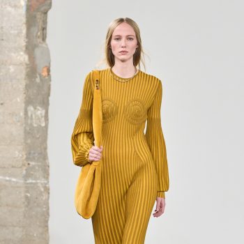 deze-bruine-sneakers-zijn-een-stijlvolle-toevoeging-aan-elke-herfstoutfit-367238