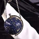 De tassen in de Chanel-show van Matthieu Blazy.