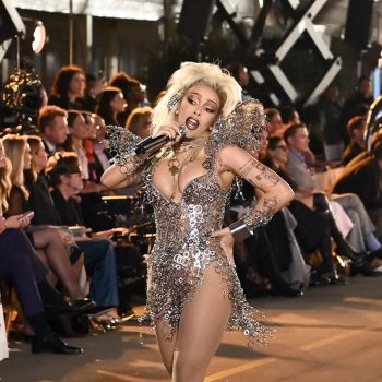 doja-cat-brengt-tijdens-vogue-world-2025-een-eerbetoon-aan-tina-turner-370076