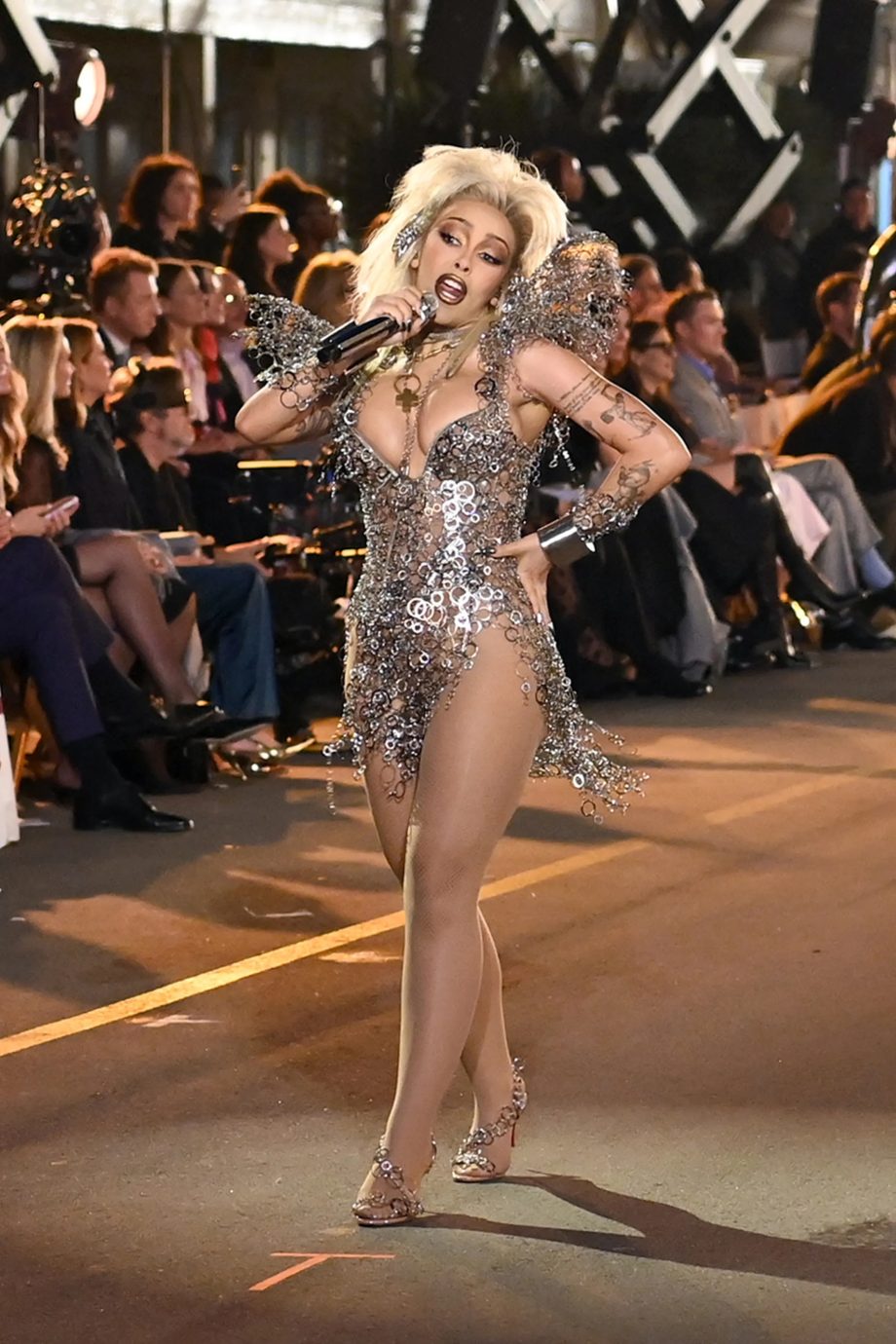 doja-cat-brengt-tijdens-vogue-world-2025-een-eerbetoon-aan-tina-turner-370076