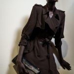 Elie Saab-model draagt een clutch.