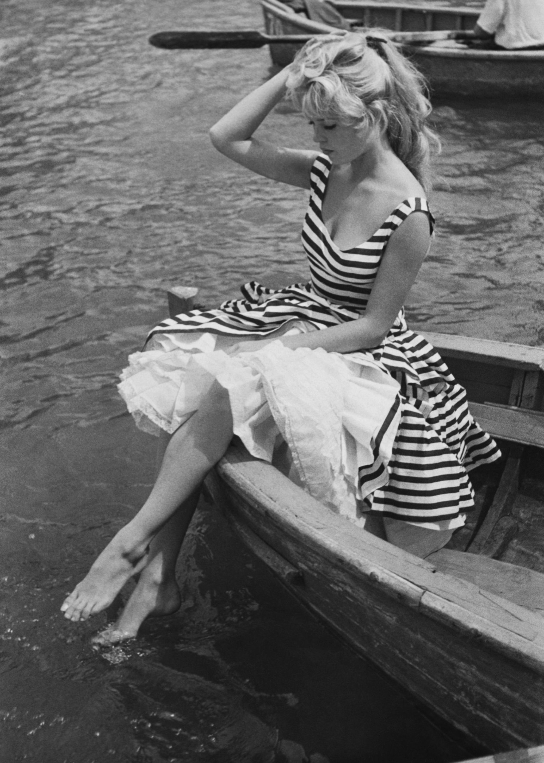 Brigitte bardot in de jaren vijftig op een boot
