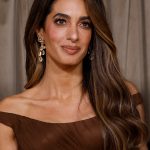 Amal Clooney met lang haar.
