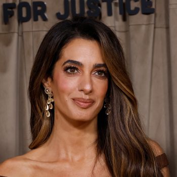 amal-clooney-knipt-haar-lange-lokken-maar-liefst-20-centimeter-korter-367184