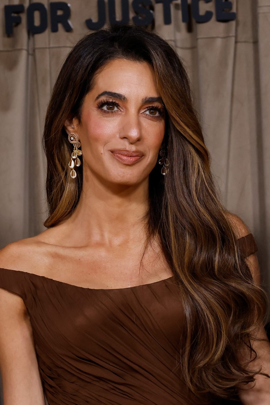 amal-clooney-knipt-haar-lange-lokken-maar-liefst-20-centimeter-korter-367184