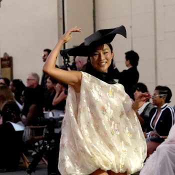 greta-lee-maakt-een-opvallende-cameo-tijdens-vogue-world-2025-370219