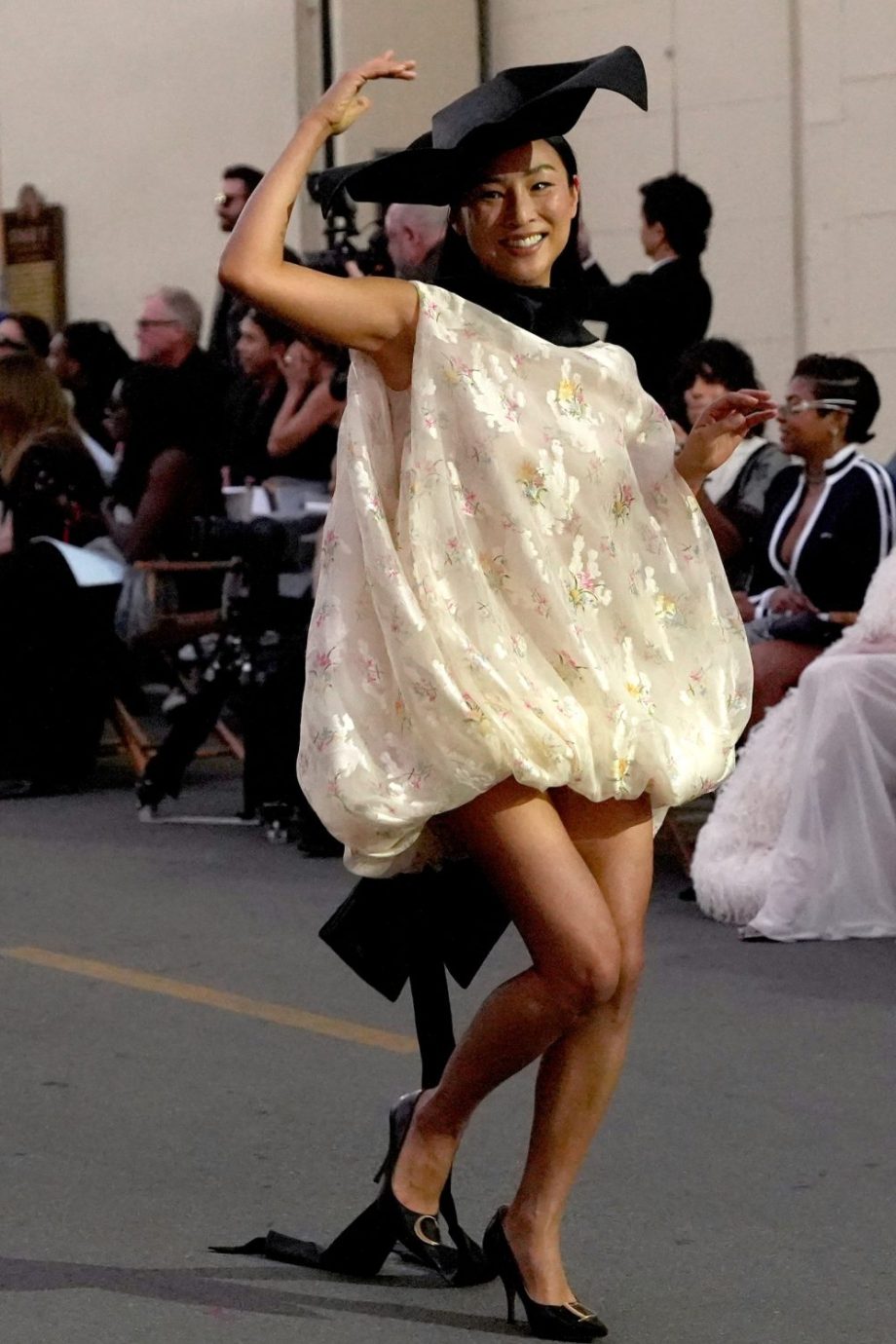 greta-lee-maakt-een-opvallende-cameo-tijdens-vogue-world-2025-370219