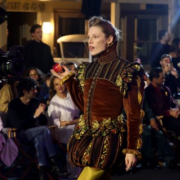 wauw-hunter-schafer-draagt-het-kostuum-van-tilda-swinton-uit-orlando-tijdens-vogue-world-2025-370105