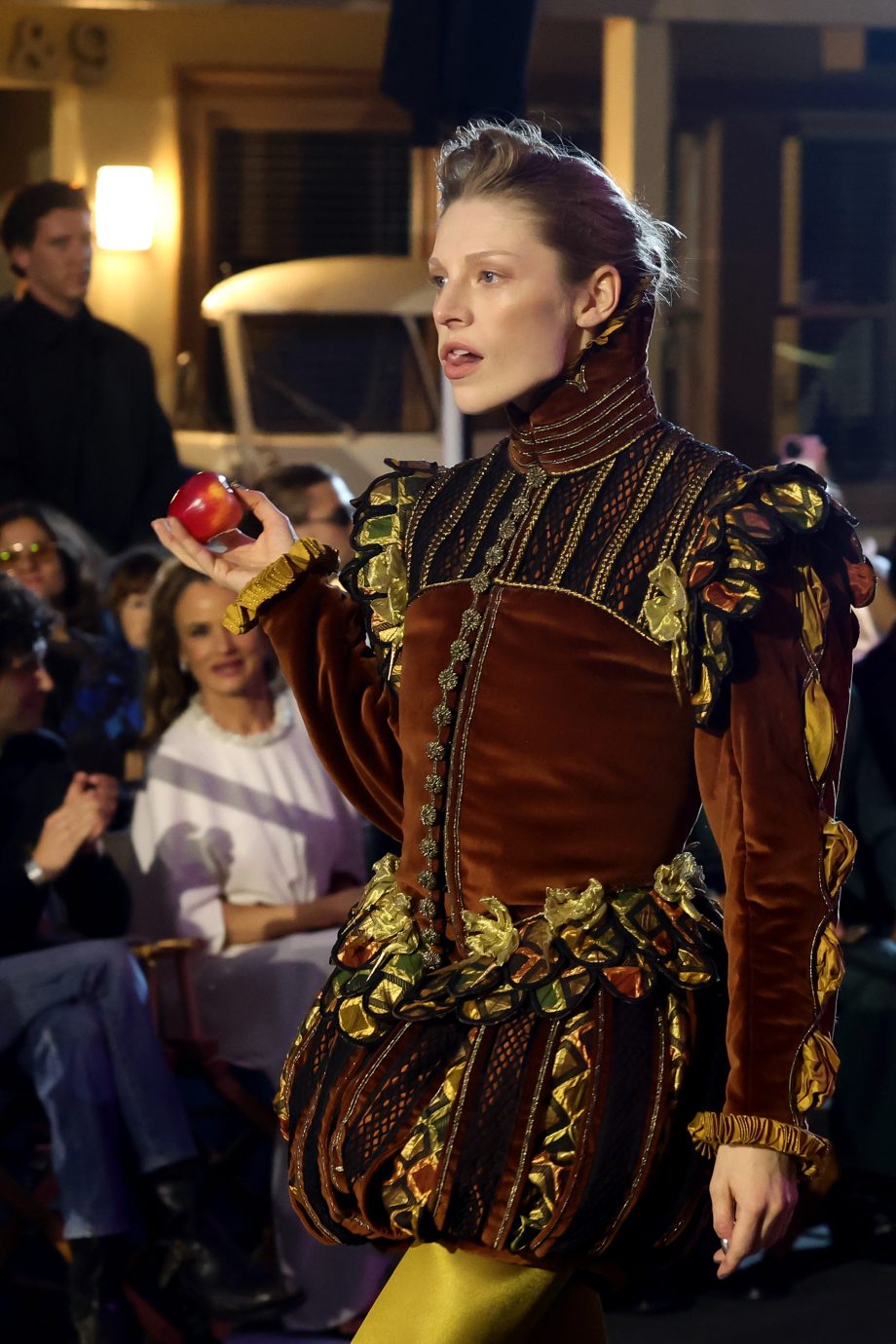wauw-hunter-schafer-draagt-het-kostuum-van-tilda-swinton-uit-orlando-tijdens-vogue-world-2025-370105