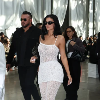 kylie-jenner-draagt-naked-dress-die-volledig-van-papier-is-gemaakt-366532