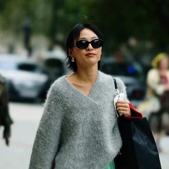 deze-saaie-trui-is-dit-seizoen-een-grote-hit-onder-streetstylesterren-367739