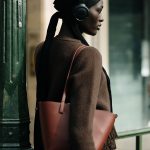 Streetstyler in Parijs met een koptelefoon op