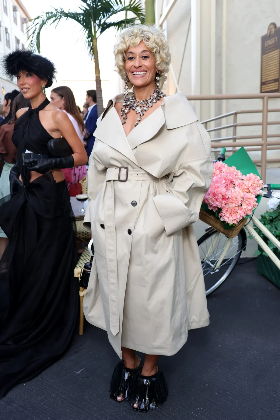 tracee-ellis-ross-betreedt-vogue-world-2025-met-blonde-marilyn-monroe-coupe-370253