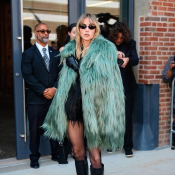 suki-waterhouse-over-haar-excentrieke-stijl-ik-ben-niet-iemand-die-alles-perfect-op-elkaar-afstemt-369640