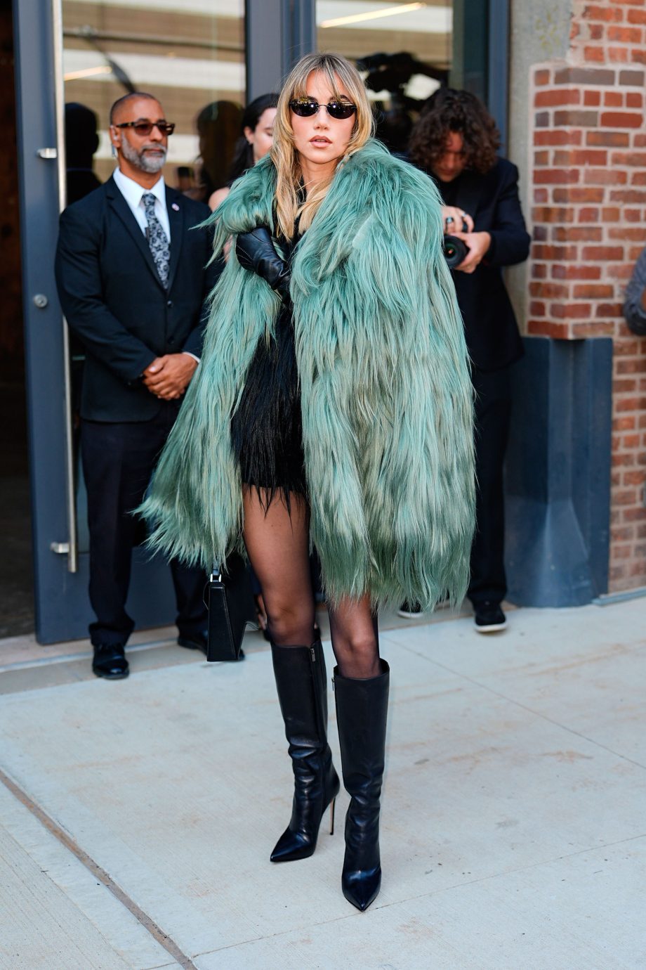 suki-waterhouse-over-haar-excentrieke-stijl-ik-ben-niet-iemand-die-alles-perfect-op-elkaar-afstemt-369640