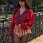 Charli XCX bij de Saint Laurent lente/zomer 2026-show in Parijs