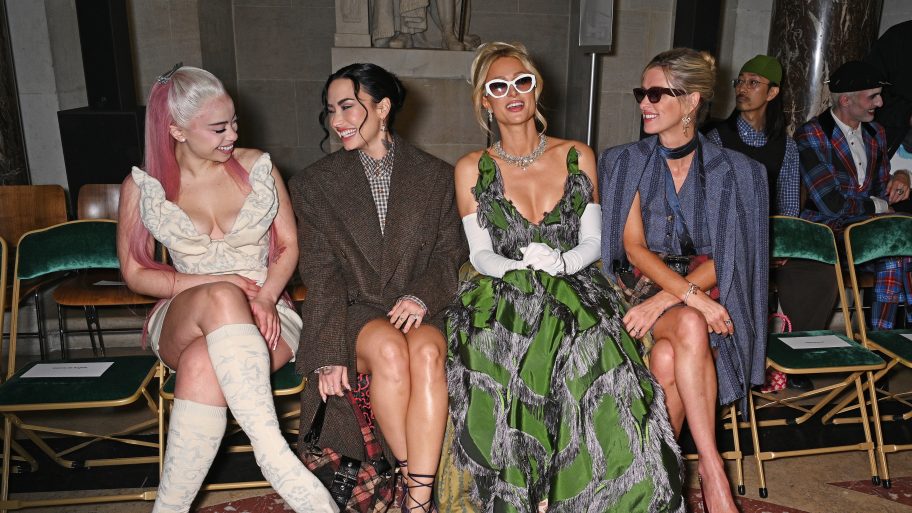 vogue-was-backstage-bij-de-show-van-vivienne-westwood-en-sprak-met-paris-hilton-367024