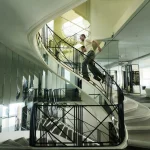 Matthieu Blazy in het atelier van Chanel