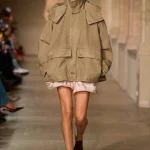 Victoria Beckham jas met hoge kraag
