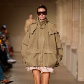 de-jas-met-hoge-kraag-staat-hoog-op-de-wishlist-van-elke-moderedacteur-366787
