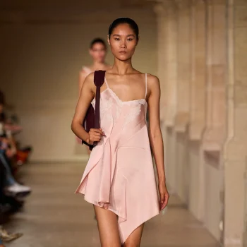 volgens-victoria-beckham-is-dit-de-manier-om-de-slipdress-komend-seizoen-te-dragen-366653