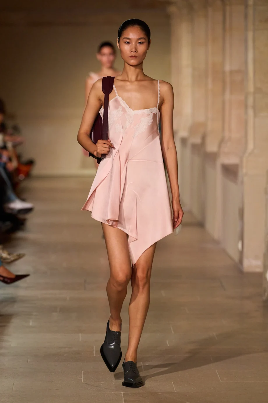 volgens-victoria-beckham-is-dit-de-manier-om-de-slipdress-komend-seizoen-te-dragen-366653