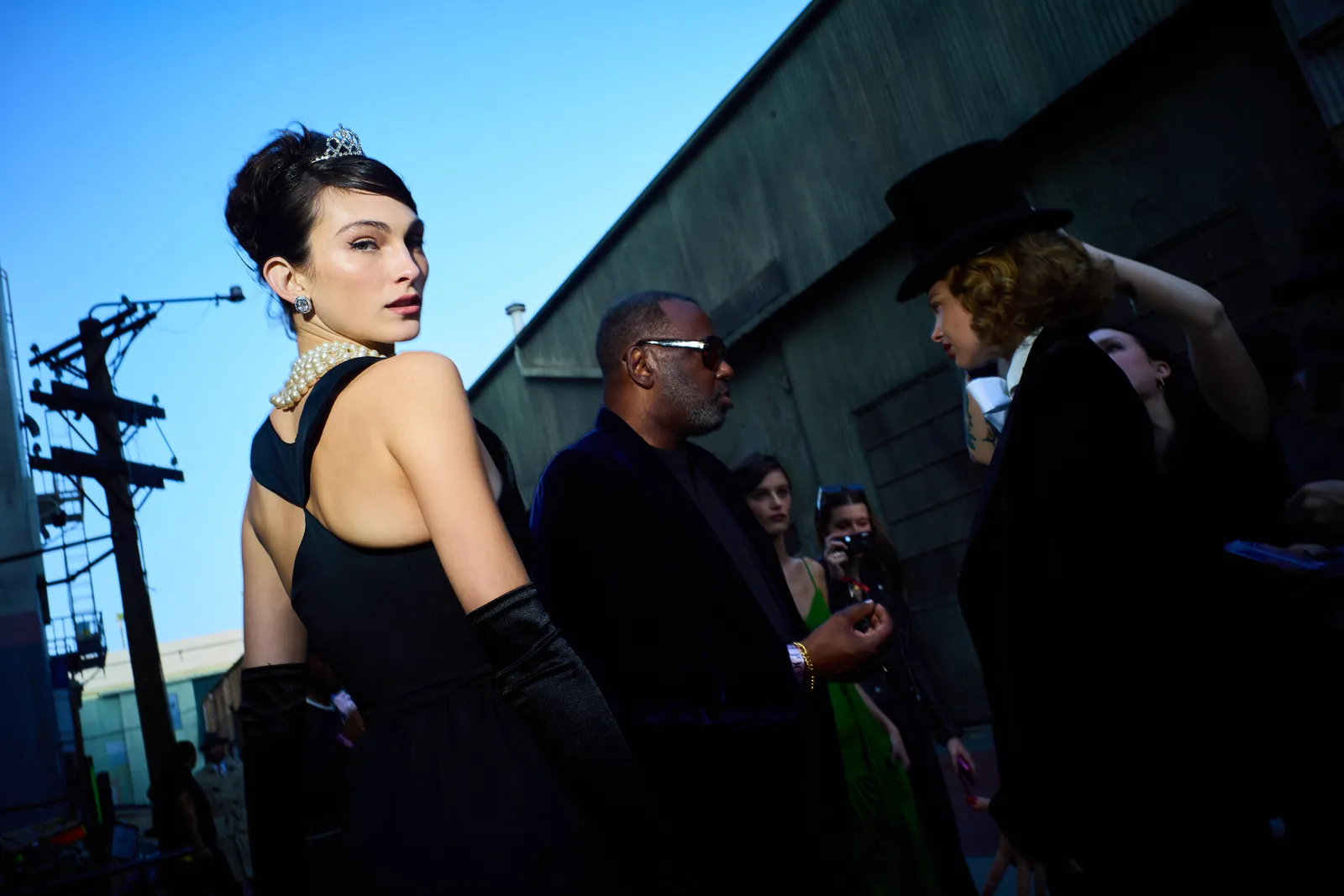 Model draagt de jurk van Audrey Hepburn uit Breakfast at Tiffany's