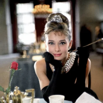 de-jurk-van-audrey-hepburn-uit-breakfast-at-tiffanys-verschijnt-op-de-catwalk-van-vogue-world-2025-370334