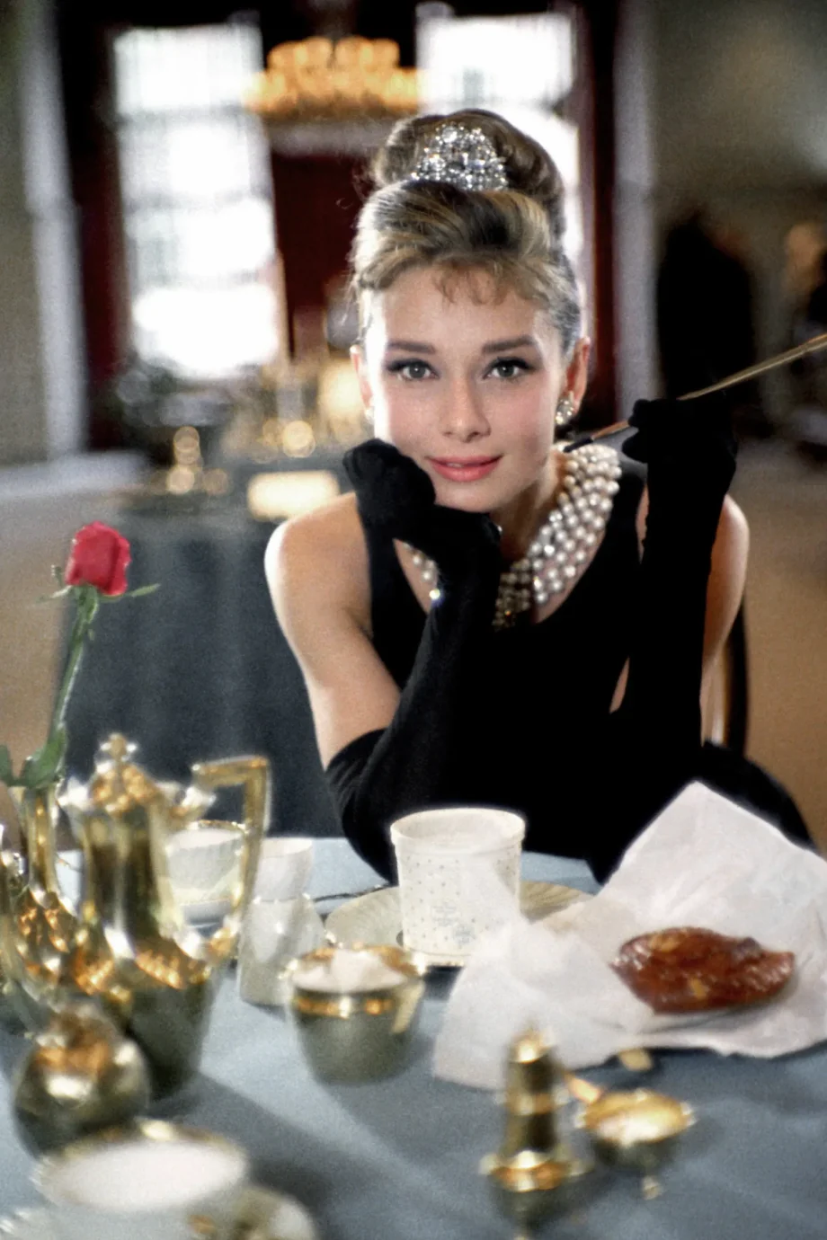 de-jurk-van-audrey-hepburn-uit-breakfast-at-tiffanys-verschijnt-op-de-catwalk-van-vogue-world-2025-370334
