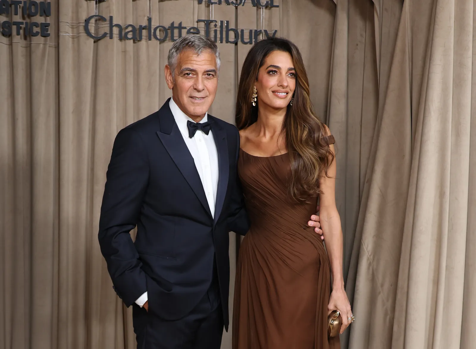 Amal Clooney en George Clooney bij foundation of justice in london