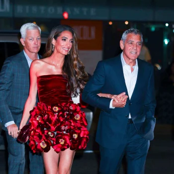amal-clooney-trapt-het-feestseizoen-af-in-een-fluwelen-mini-jurk-366112