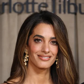 amal-clooney-geeft-haar-goedkeuring-aan-de-grootste-beautytrend-van-dit-najaar-366704