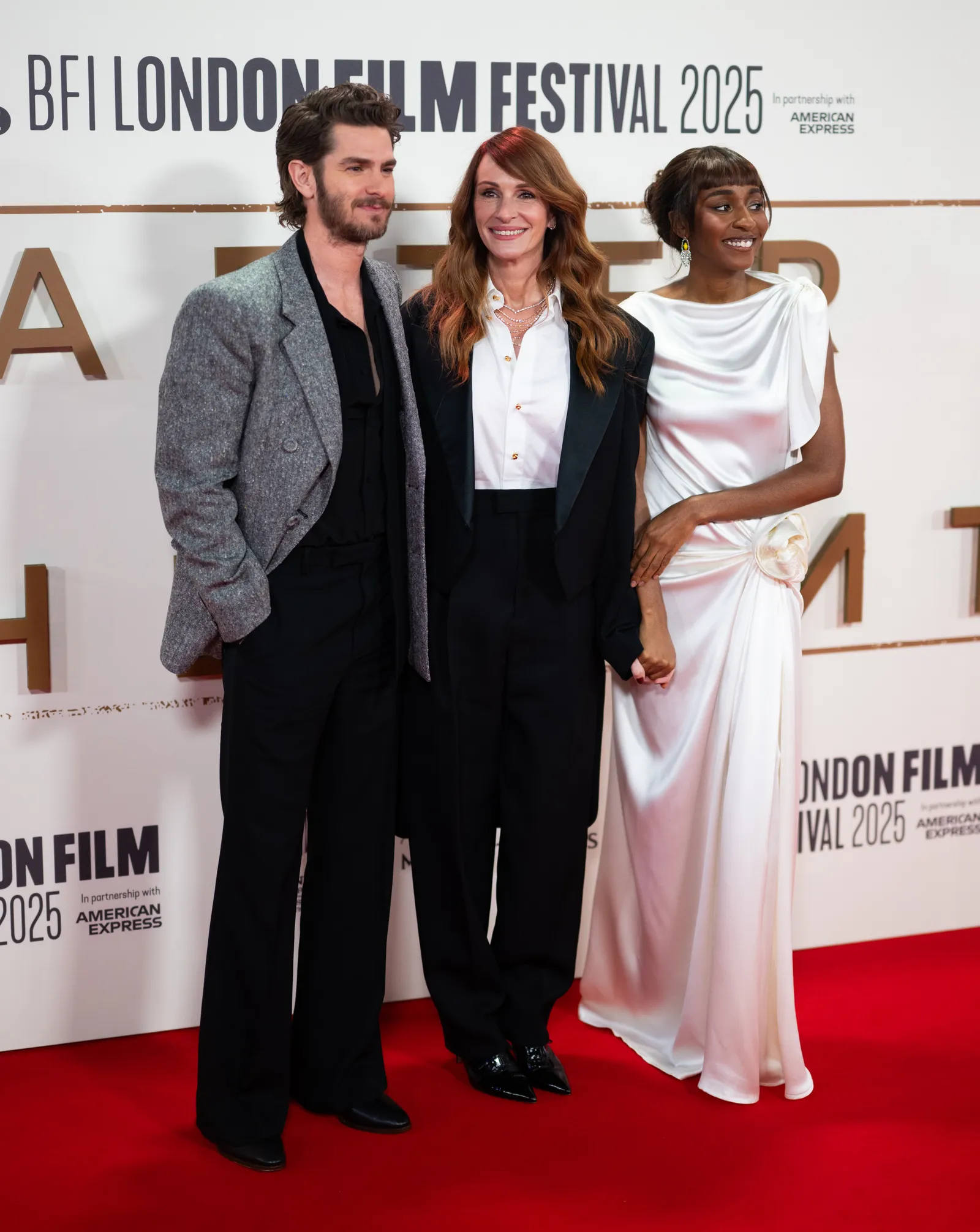 Andrew Garfield, Julia Roberts en Ayo Edebiri tijdens de première van After the Hunt