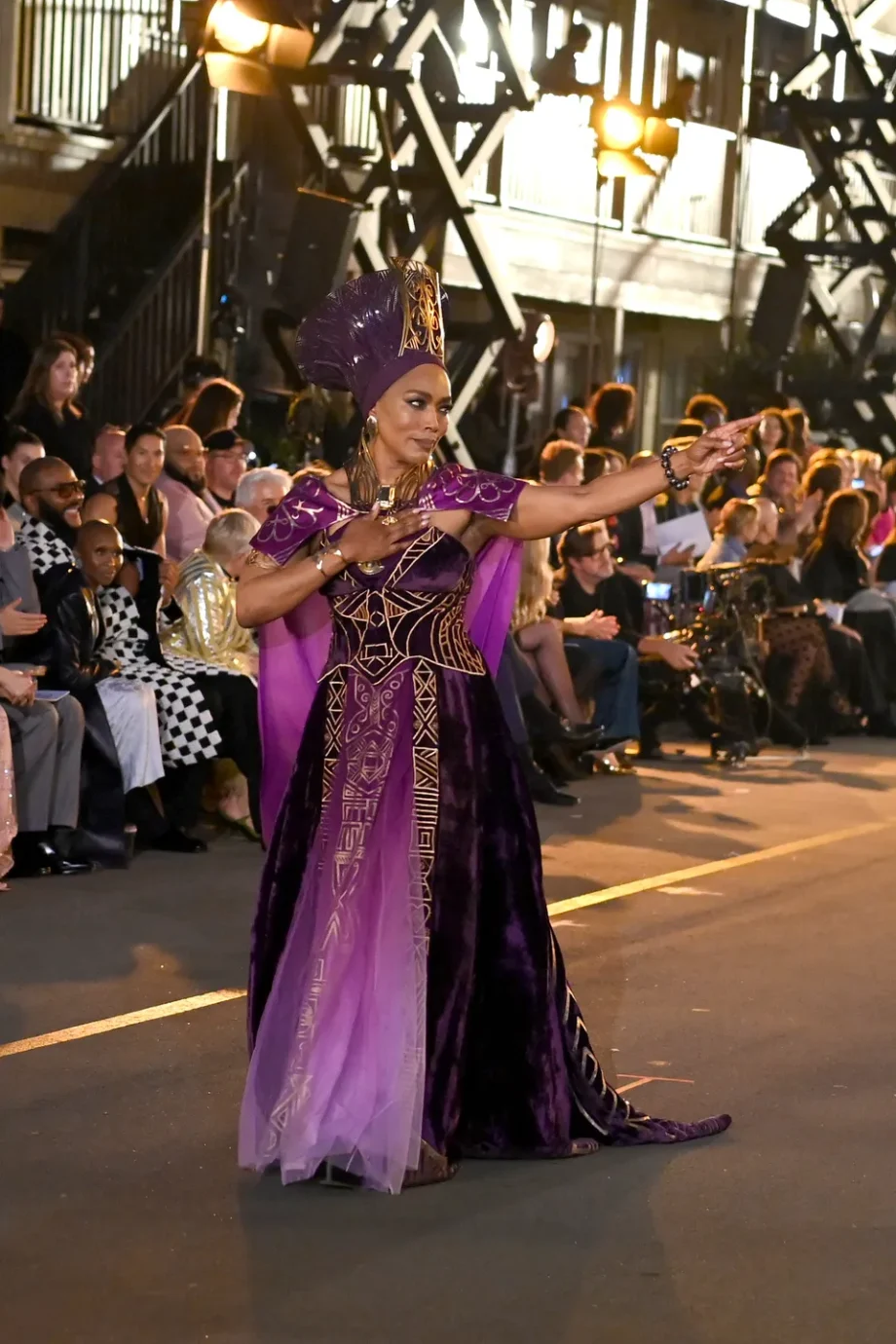 angela-bassett-stapt-in-haar-iconische-rol-als-queen-ramonda-tijdens-vogue-world-2025-370143