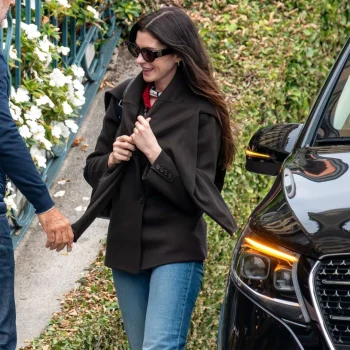 anne-hathaway-combineert-haar-flared-jeans-met-deze-populaire-sneakers-369879