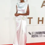 Ayo Edebiri draagt witte Chanel-jurk naar de première van After the Hunt