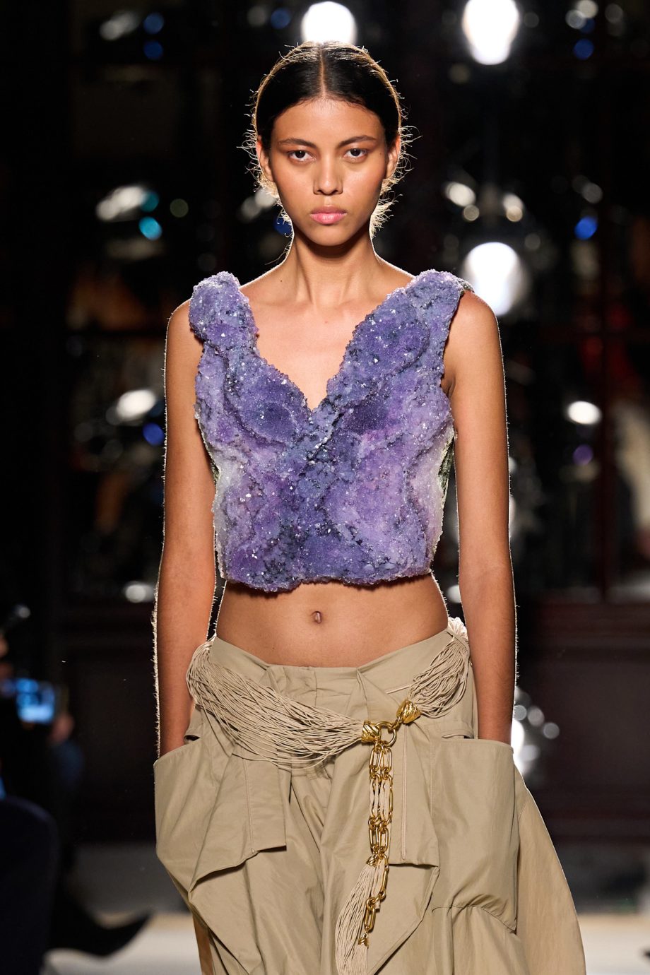 wil-je-zien-balmain-showt-een-top-van-edelsteen-tijdens-paris-fashion-week-366235