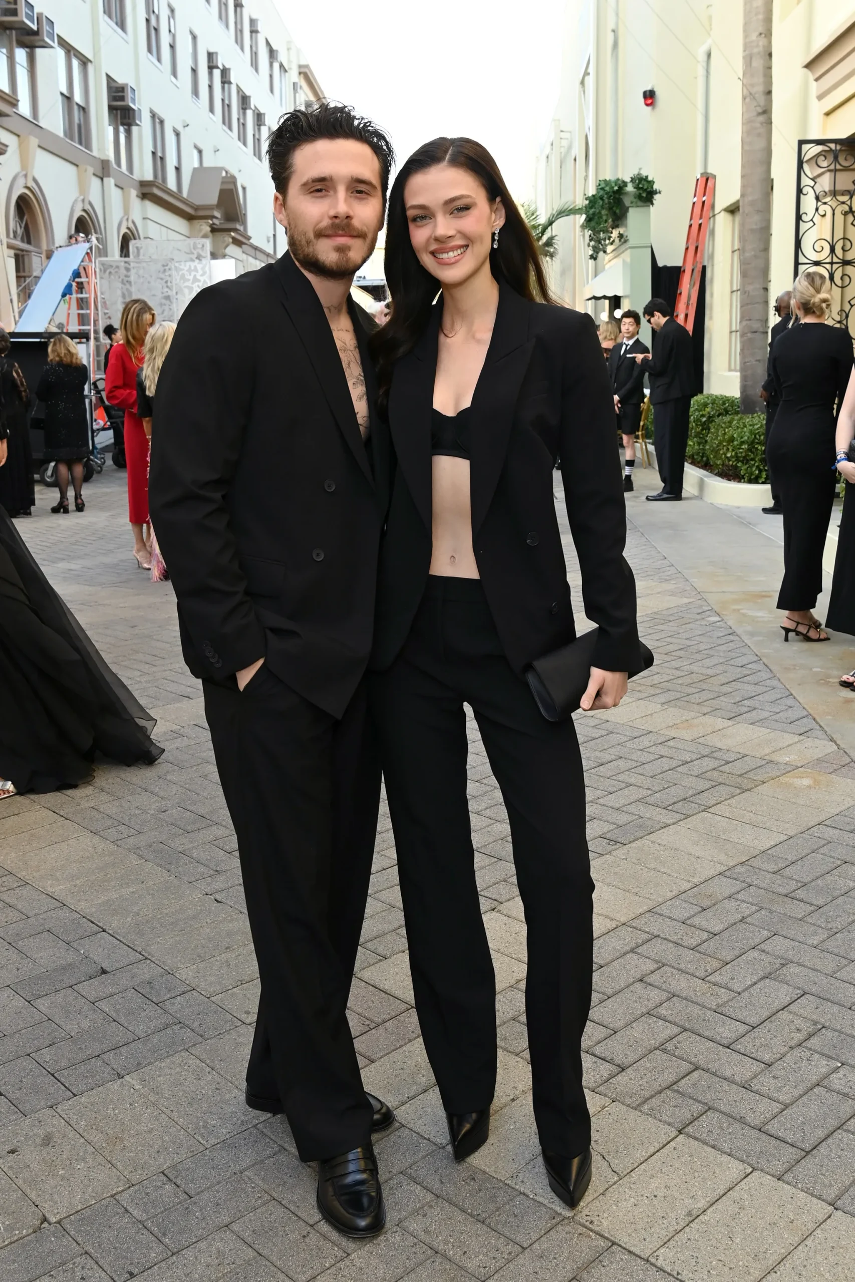 Brooklyn Beckham en Nicola Peltz-Beckhamop de rodel oper bij vogue world 2025