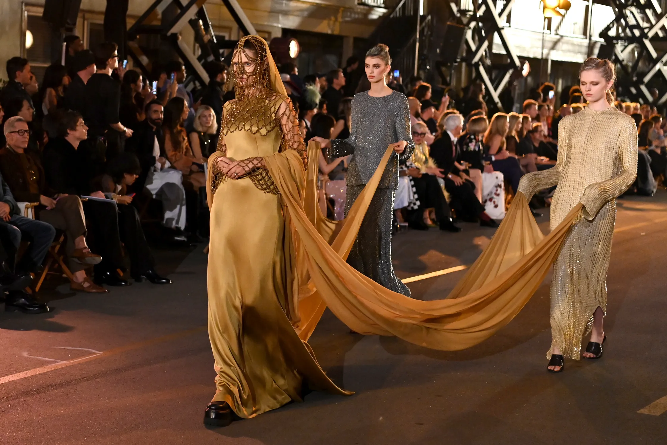 Bianca Balti draagt een look uit 'Dune' tijdens Vogue World 2025.