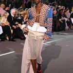 Maty Fall draagt Dries Van Noten tijdens Vogue World 2025