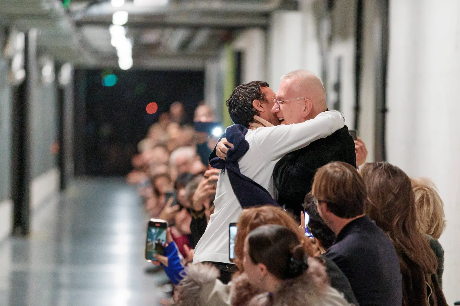 Duran Lantink geeft knuffel aan Jean Paul Gaultier