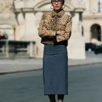 Vrouw draagt een lange, grijze rok.