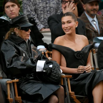 miley-cyrus-en-hailey-bieber-verschijnen-in-matchende-leren-looks-bij-vogue-world-2025-370197
