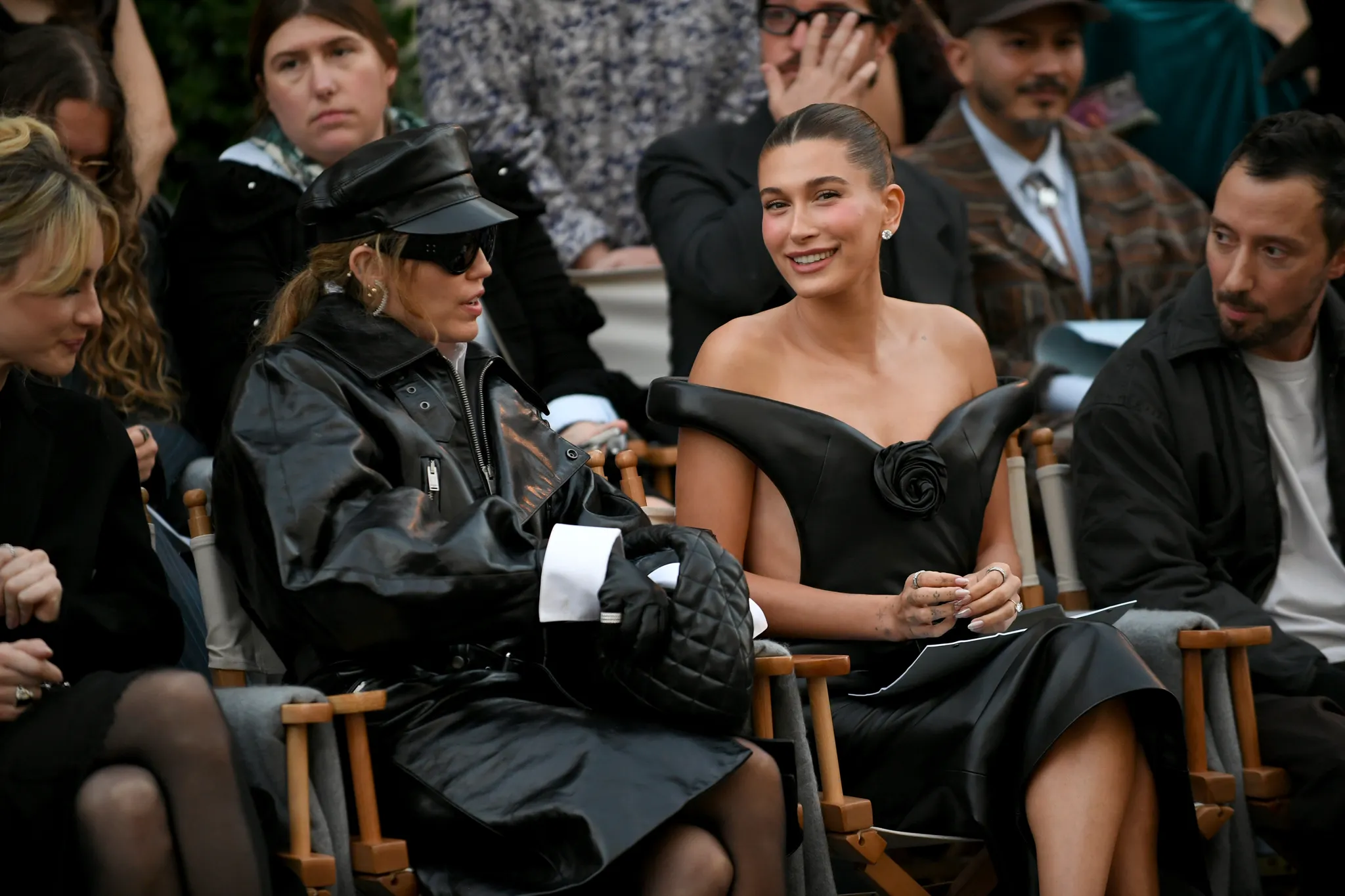 Hailey Bieber draagt Mugler.