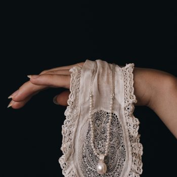hester-zagt-ontwerpt-sieraden-die-geinspireerd-zijn-op-de-kunst-uit-het-rijksmuseum-368591
