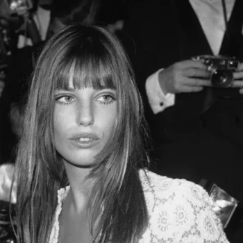dit-is-het-verhaal-achter-de-iconische-gehaakte-jurk-van-jane-birkin-369473