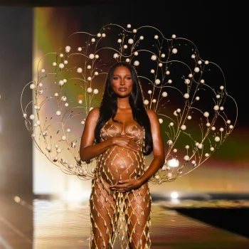 negen-maanden-zwangere-jasmine-tookes-opent-victorias-secret-show-368560