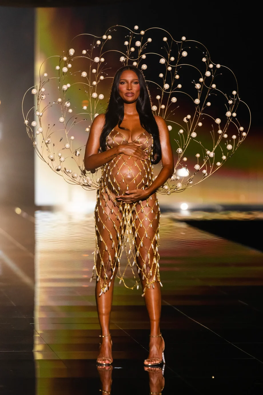 negen-maanden-zwangere-jasmine-tookes-opent-victorias-secret-show-368560
