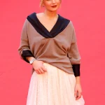 Jennifer Lawrence draagt een look van Dior van Jonathan Anderson op de rode loper